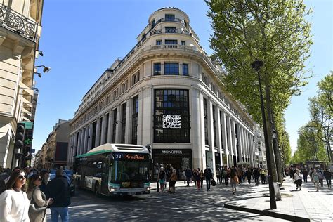 shops in champs élysee